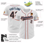 Camiseta de béisbol personalizada auténtica en blanco, negro y azul-naranja. Camiseta de béisbol personalizada auténtica en blanco, negro y azul-naranja.