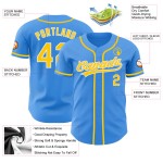Camiseta de béisbol azul, amarilla y blanca, personalizada y auténtica. Camiseta de béisbol azul, amarilla y blanca, personalizada y auténtica.