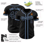 Camiseta de béisbol negra y azul claro, auténtica y personalizada. Camiseta de béisbol negra y azul claro, auténtica y personalizada.